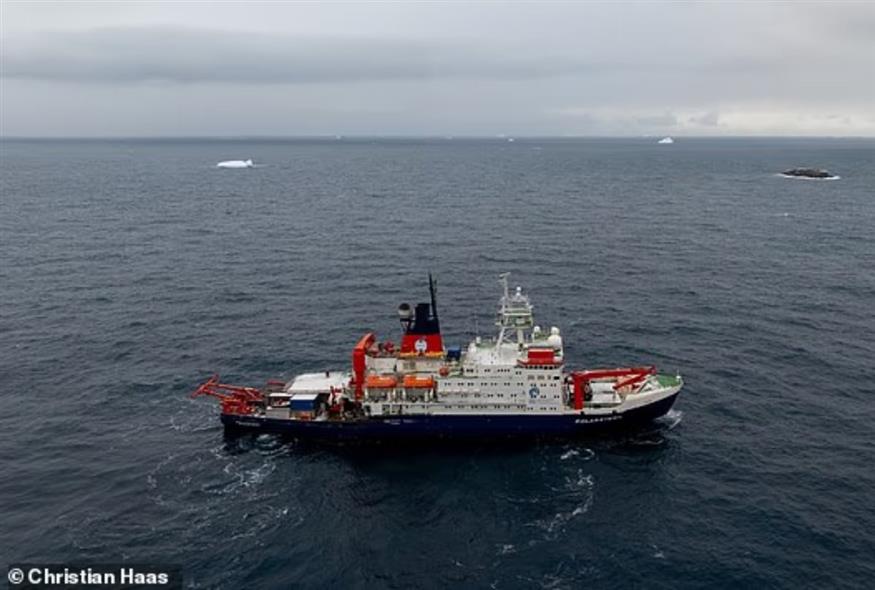 Oμάδα 93 ατόμων που επέβαινε στο παγοθραυστικό «Polarstern» του Ινστιτούτου Άλφρεντ Βέγκενερ (AWI) έκανε την ανακάλυψη όταν αναγκάστηκαν να αναζητήσουν καταφύγιο (BBC - screenshot)