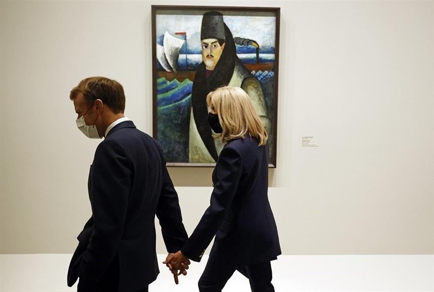 Το ζεύγος Μακρόν στην έκθεση της συλλογής Μοροζόφ στο Louis Vuitton Institute (Associated Press)