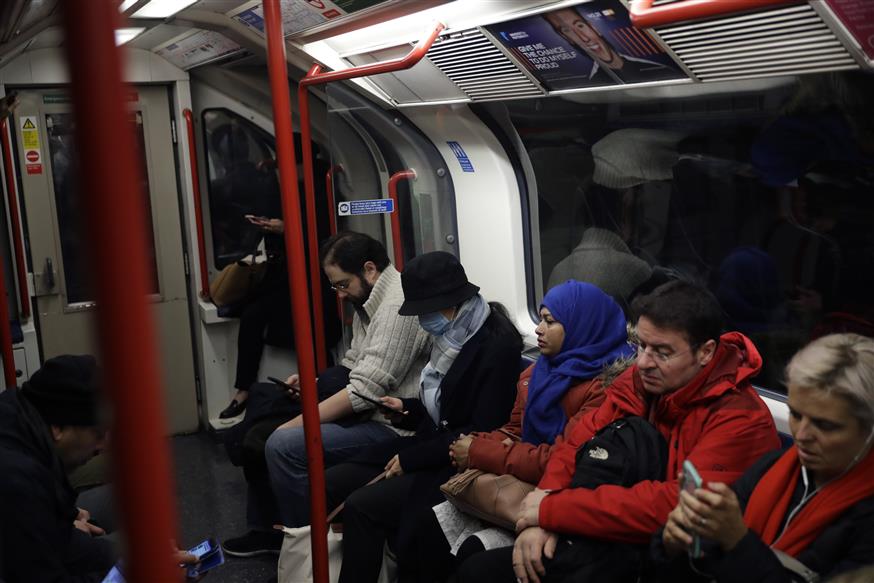 Πολίτες στο μετρό του Λονδίνου (AP Photo/Matt Dunham)