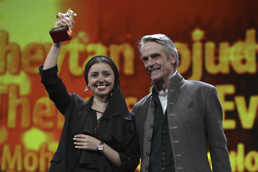 Η ηθοποιός Μπαράν Ρασούλοφ με τη Χρυσή Άρκτο της Μπερλινάλε δίπλα στον πρόεδρο της κριτικής επιτροπής Τζέρεμι Άϊρονς