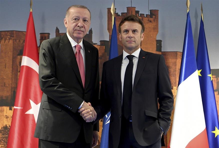 Ο Ρετζέπ Ταγίπ Ερντογάν με τον Εμανουέλ Μακρόν στη Σύνοδο Κορυφής του ΝΑΤΟ στη Μαδρίτη τον περασμένο Ιούνιο (φωτογραφία αρχείου / Associated Press)