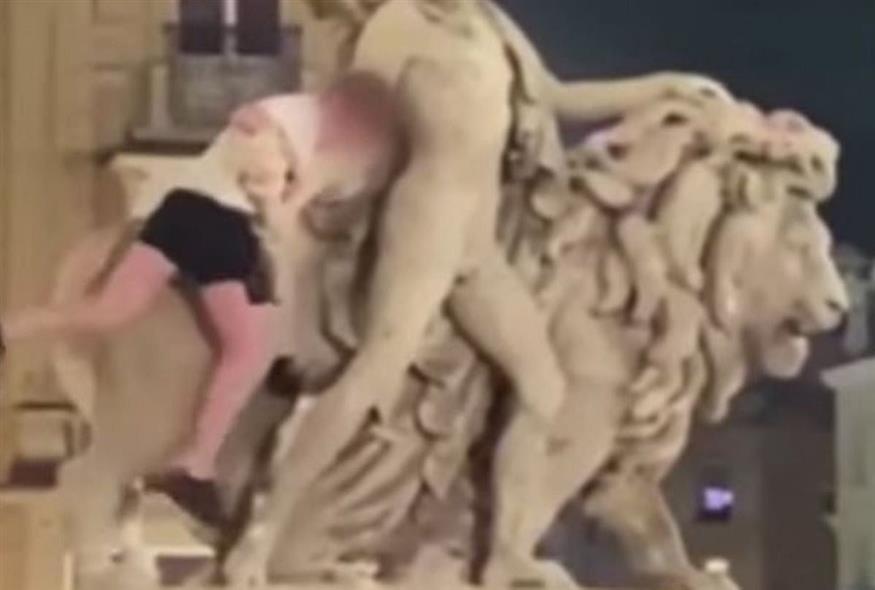 Τουρίστας σκαρφαλώνει σε ιστορικό άγαλμα στις Βρυξέλλες και το σπάει (Video Capture)