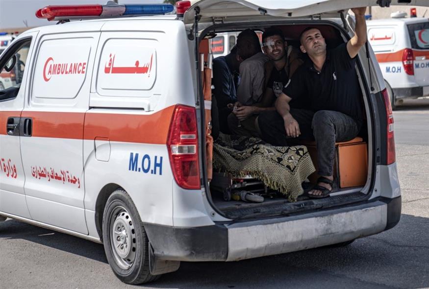 Ασθενοφόρο μεταφέρει Παλαιστίνιους τραυματίες από τη Λωρίδα της Γάζας στη Ράφα της Αιγύπτου (Associated Press)