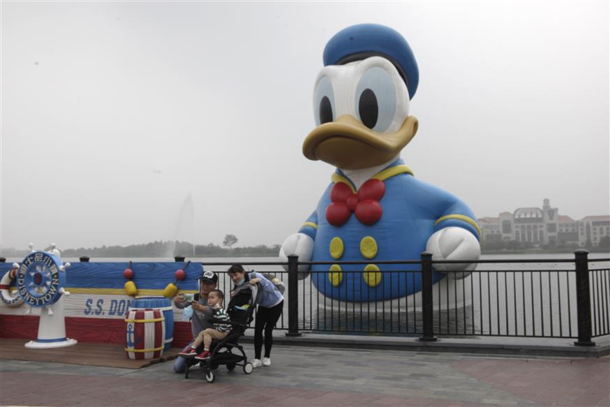 Μια σέλφι με τον Ντόναλντ Ντακ στο πάρκο της «Disney» στη Σανγκάη/ copyright: AP PHOTOS