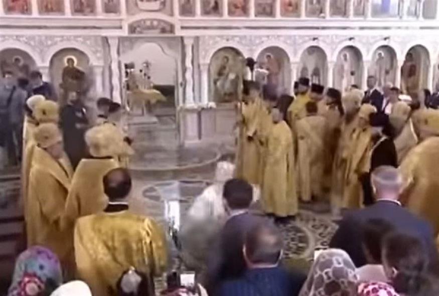 Γλίστρησε κι έπεσε ο Πατριάρχης Μόσχας Κύριλλος (Video Capture)