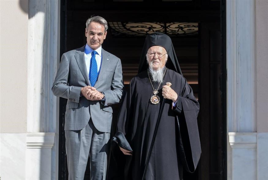 Με τον Οικουμενικό Πατριάρχη Βαρθολομαίο συναντήθηκε στο Μέγαρο Μαξίμου ο Κυριάκος Μητσοτάκης (Eurokinissi)