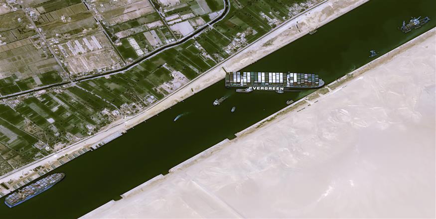 Το γιγαντιαίο πλοίο εμπορευματοκιβωτίων κρατάει κλειστό το κανάλι του Σουέζ επί τέσσερις ημέρες / copyright:AP PHOTOS