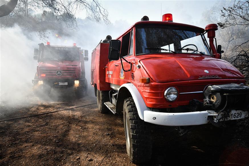Όχημα της Πυροσβεστικής στη μάχη για την κατάσβεση φωτιάς (copyright: Eurokinissi/Γιάννης Σπυρούνης)