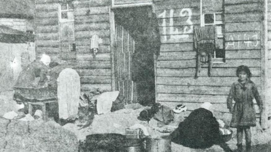 Θάλαμος προσωρινής διαμονής στα Απολυμαντήρια Καλαμαμαριάς, το 1923 ( ΙΑΠΕ, Συλλογή Οδυσσέα Λαμψίδη)