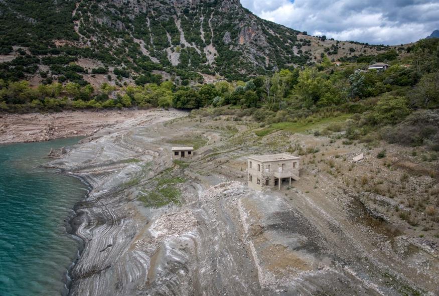 Χαμηλή η στάθμη του νερού στη λίμνη του Μόρνου. Στην επιφάνεια πολλά σπίτια από το βυθισμένο χωριό Καλλιο