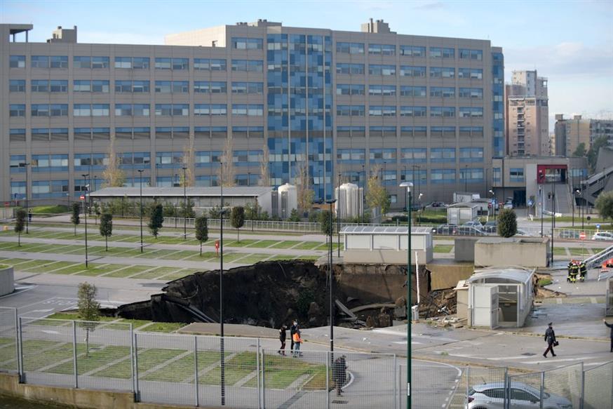 Υποχώρησε το έδαφος σε πάρκινγκ νοσοκομείου στην Ιταλία/Twitter