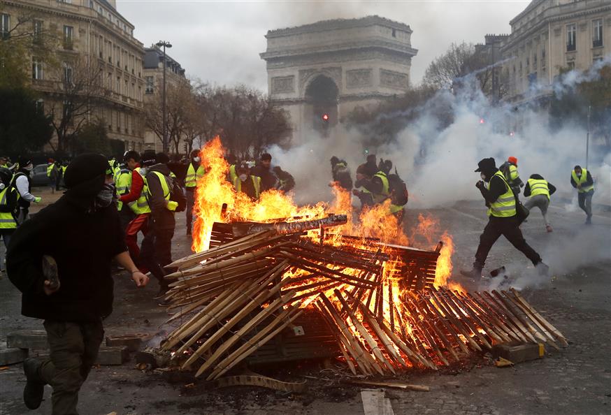 Επεισόδια στο Παρίσι κατά τη διάρκεια των διαδηλώσεων των Κίτρινων Γιλέκων (AP Photo/Thibault Camus)