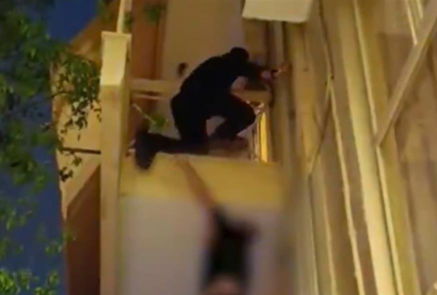 Αστυνομικός της ΔΙΑΣ σκαρφαλώνει σε μπαλκόνι για να βοηθήσει 5χρονο αγόρι/hellenic police - X