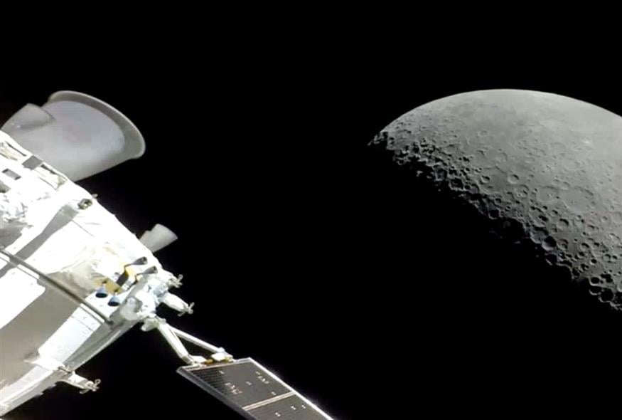 Το διαστημικό σκάφος Orion της NASA περνά δίπλα από τη Σελήνη (NASA μέσω AP)