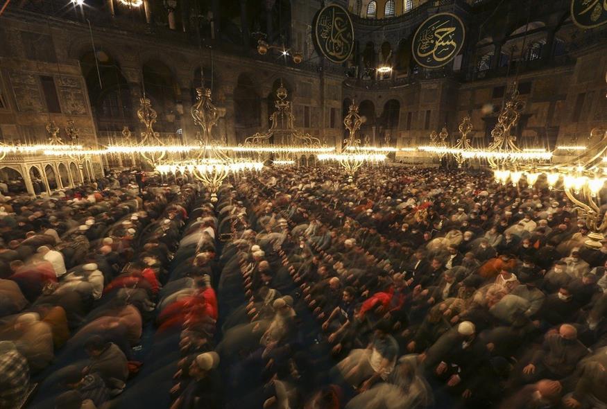 Προσευχή του Ραμαζανίου μέσα στην Αγία Σοφία (Associated Press)