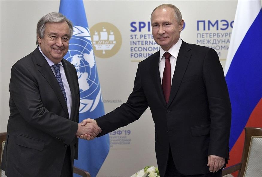 Ο Γ.Γ. του ΟΗΕ με τον ρώσο πρόεδρο (φωτογραφία αρχείου / Associated Press)