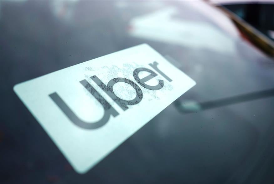 Μια πινακίδα Uber εμφανίζεται μέσα σε ένα αυτοκίνητο / AP Photo/Nam Y. Huh