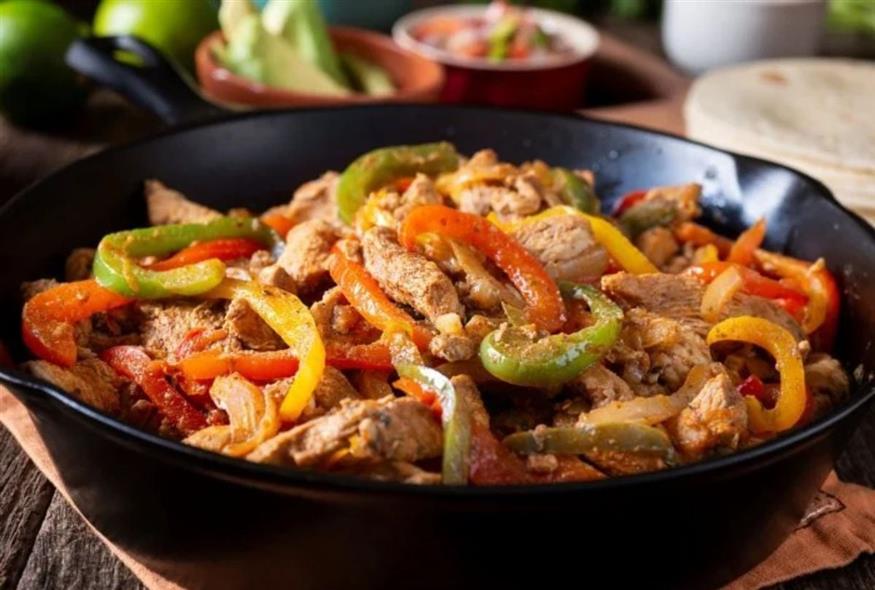 Οι φαχίτας με κοτόπουλο είναι ζουμερές, πικάντικες και τραβάνε κρύα μπίρα