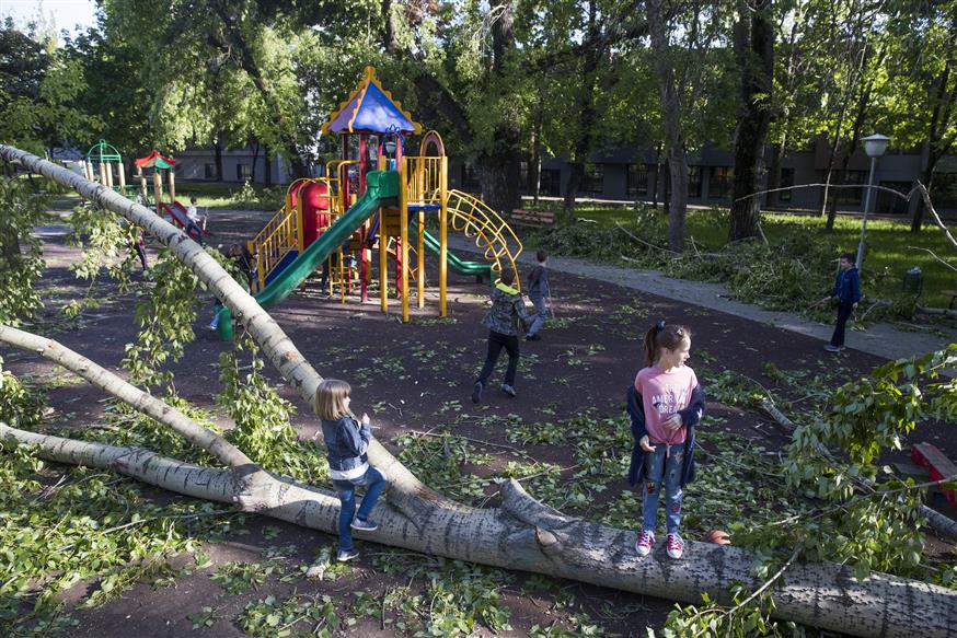 Για τα παιδιά που μεγαλώνουν στα μεγάλα αστικά κέντρα το παιχνίδι στη φύση έχει ακόμη μεγαλύτερη αξία (AP Photo/Pavel Golovkin)