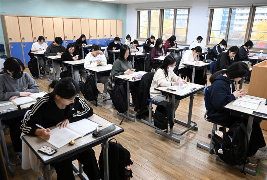 Μαθητές στη Σεούλ προετοιμάζονται για την έναρξη των εξετάσεων (Song Kyung-Seok/AP)