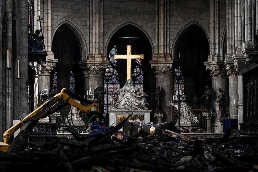 Οι εργασίες συνεχίζονται στο εσωτερικό του ναού  (Philippe Lopez/Pool via AP)