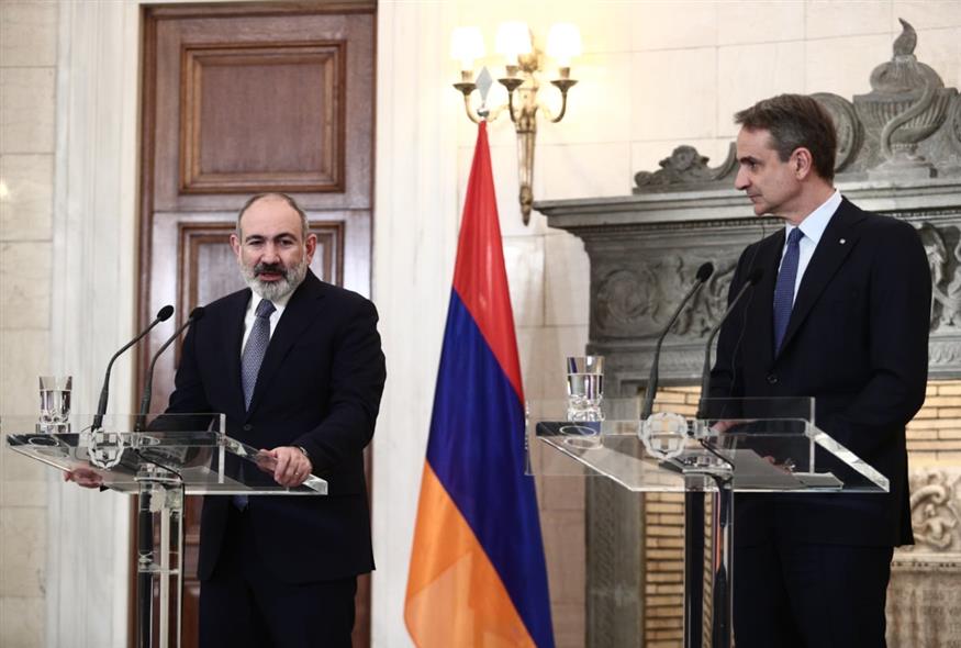 Μητσοτάκης με πρωθυπουργό Αρμενίας (Eurokinissi)
