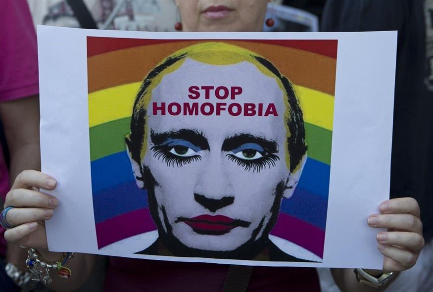 Αφίσα που απεικονίζει τον Βλαντίμιρ Πούτιν σε συγκέντρωση διαμαρτυρίας για τα ΛΟΑΤΚΙ δικαιώματα στην Ισπανία (φωτογραφία αρχείου / Associated Press)