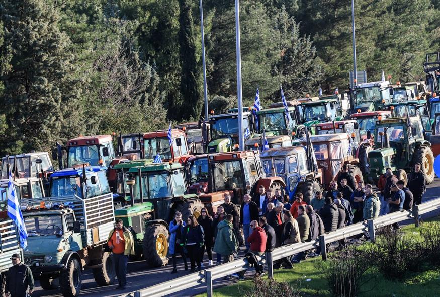 Ενισχυμένα και δυναμικά τα αγροτικά μπλόκα: Αποφασισμένοι οι αγρότες σε όλη τη χώρα