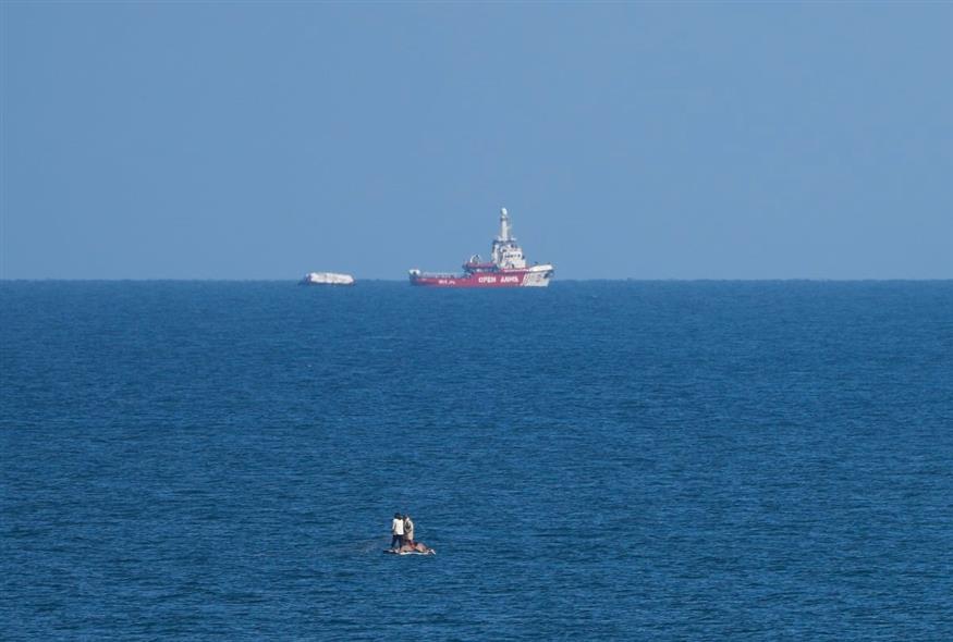 Στα ανοιχτά της Γάζας το πλοίο Open Arms που μεταφέρει ανθρωπιστική βοήθεια (AP Photo/Abdel Kareem Hana)