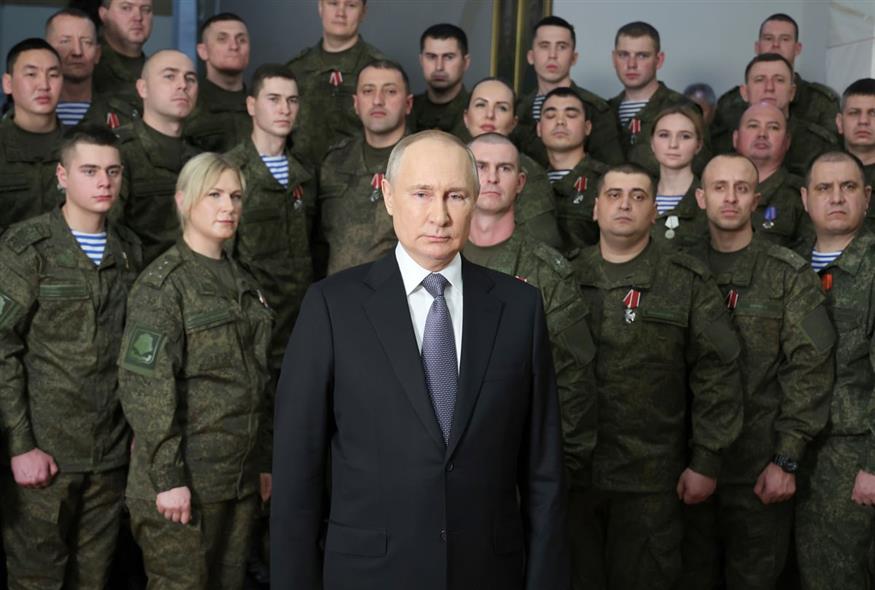 Ο Πούτιν χρησιμοποίησε ηθοποιούς για στρατιώτες; Χαμός με την ξανθιά γυναίκα-αίνιγμα (Mikhail Klimentyev, Sputnik, Kremlin Pool Photo via AP)