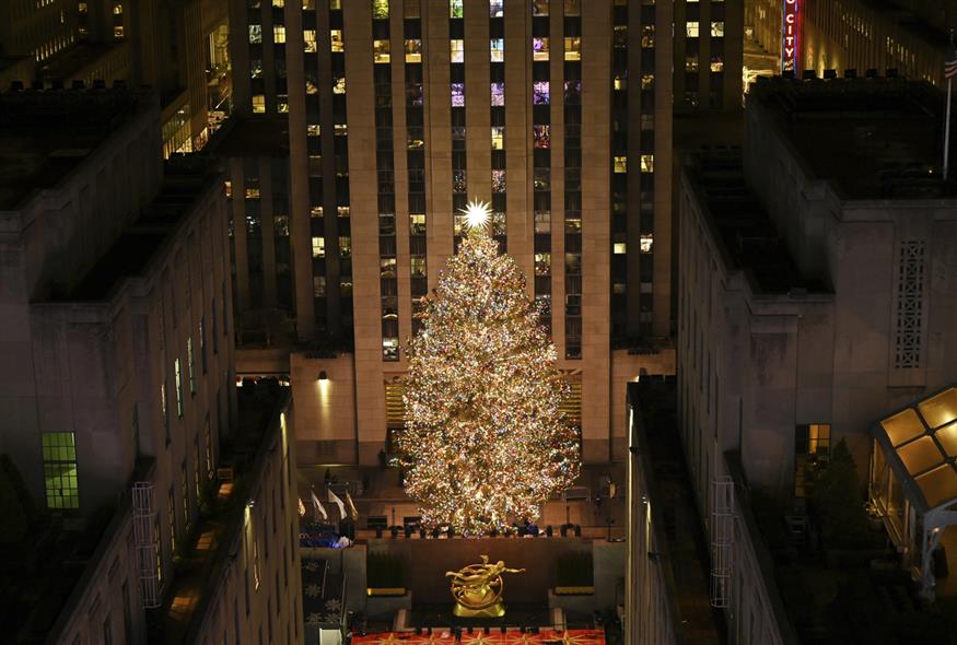 Άναψαν ο χριστουγεννιάτικο δέντρο στο Rockefeller Centre στη Νέα Υόρκη/ ΑP