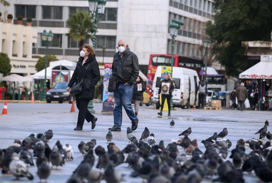 Πολίτες περπατούν στο κέντρο της Αθήνας (InTime Photos)