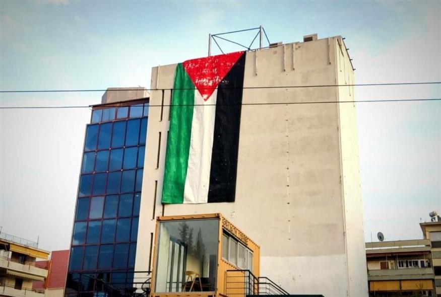 Γιγάντια σημαία της Παλαιστίνης τοποθέτησαν, απέναντι από την πρεσβεία του Ισραήλ, μέλη του Ρουβίκωνα (facebook/rouvikonas)