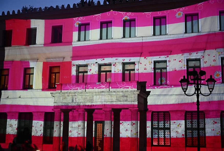 Παγκόσμια Ημέρα Γυναίκας: Προβολή της ροζ σημαίας της Γεωργίας Λαλέ στο δημαρχείο Αθήνας (Eurokinissi)