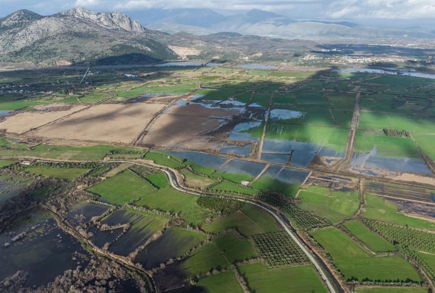 Πανοραμικές λήψεις των πλημμυρών στην περιοχή μεταξύ των χωριών Πέτρα και Στρογγίλη μετά την υπερχείλιση του ποταμού Λούρου (ΙΝΤΙΜΕ)