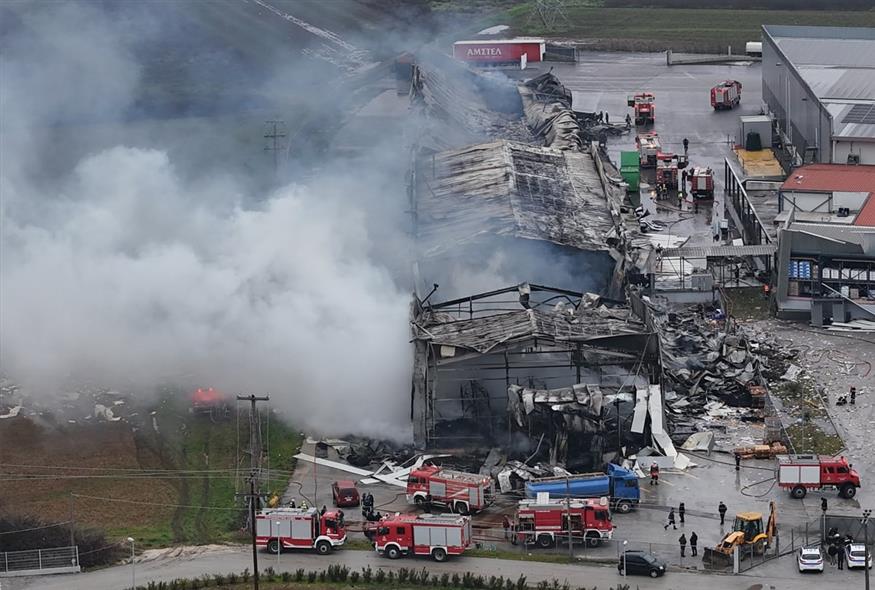 Εικόνες θλίψης και καταστροφής στο εργοστάσιο «Βιολάντα» μετά την πύρινη κόλαση