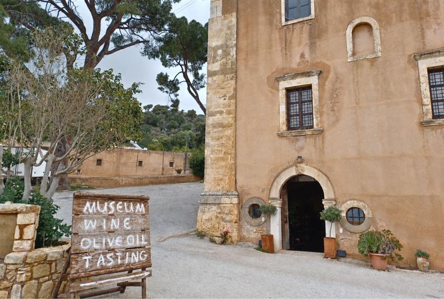 Προς το tasting room της Μονής Τζαγκαρόλων | © Χριστίνα Τσαμουρά Προς το tasting room της Μονής Τζαγκαρόλων | © Χριστίνα Τσαμουρά