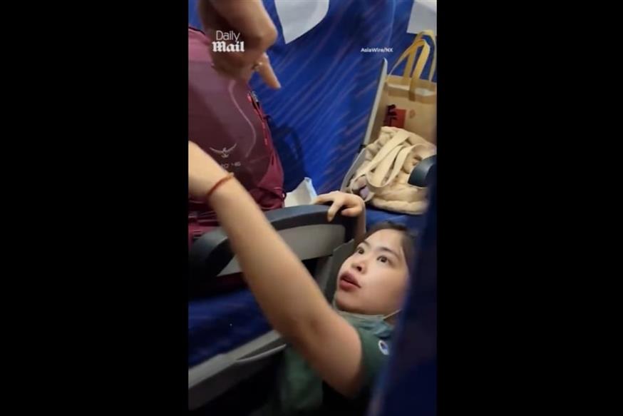 China Southern Airlines: Ξυλοκόπησαν γυναίκα που παραπονέθηκε για παιδί που κλοτσούσε το κάθισμά της (Daily Mail)