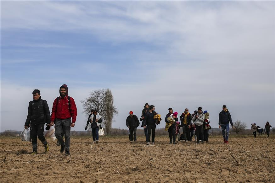 Πρόσφυγες και μετανάστες προσεγγίζουν τα ελληνοτουρκικά σύνορα  (AP Photo/Emrah Gurel)