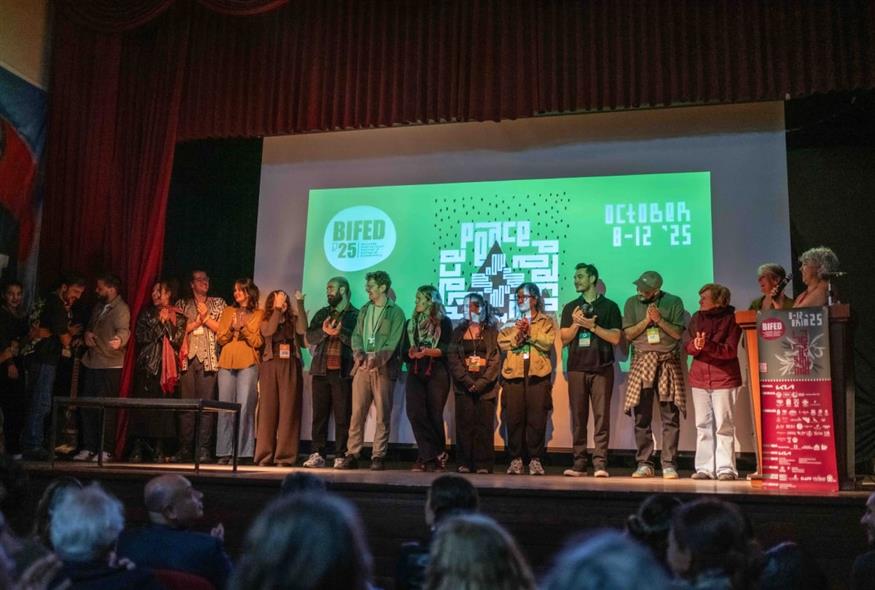 Όλοι οι συντελεστές επί σκηνής για να κλείσουν το φεστιβάλ