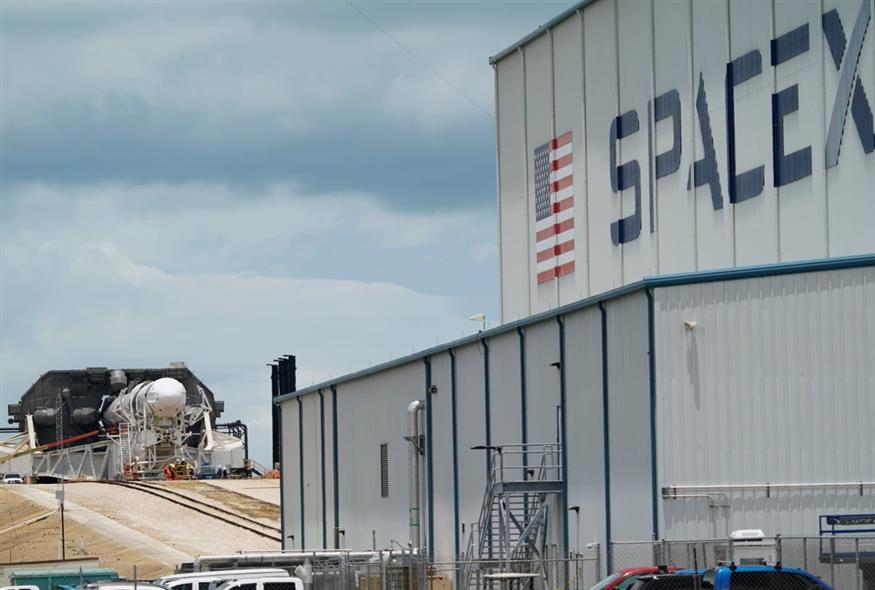 Το Falcon 9 της SpaceX, με την κάψουλα πληρώματος Dragon, βρίσκεται υπό συντήρηση στην εξέδρα εκτόξευσης 39-A (ΑP) Το Falcon 9 της SpaceX, με την κάψουλα πληρώματος Dragon, βρίσκεται υπό συντήρηση στην εξέδρα εκτόξευσης 39-A (ΑP)