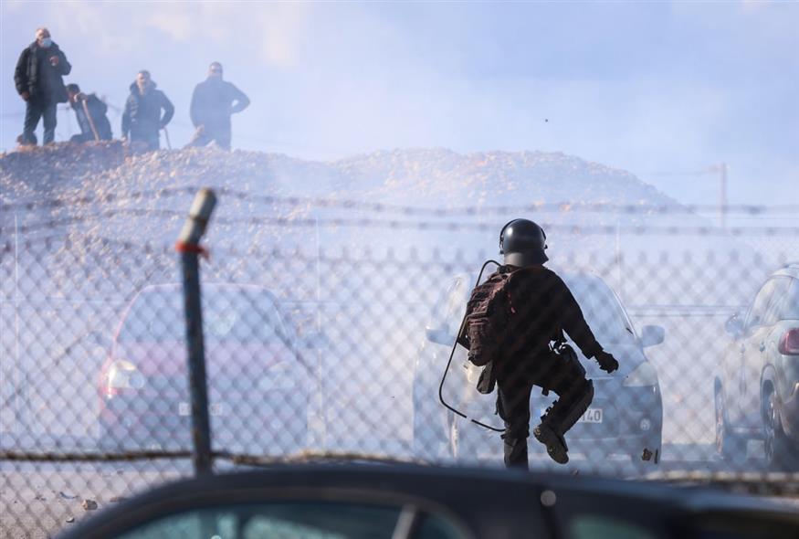 Αγρότες στο αεροδρόμιο στο Ηράκλειο (ΣΤΕΦΑΝΟΣ ΡΑΠΑΝΗΣ/EUROKINISSI)