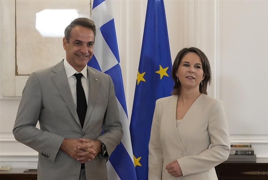 Η γερμανίδα ΥΠΕΞ με τον έλληνα πρωθυπουργό (Associated Press)