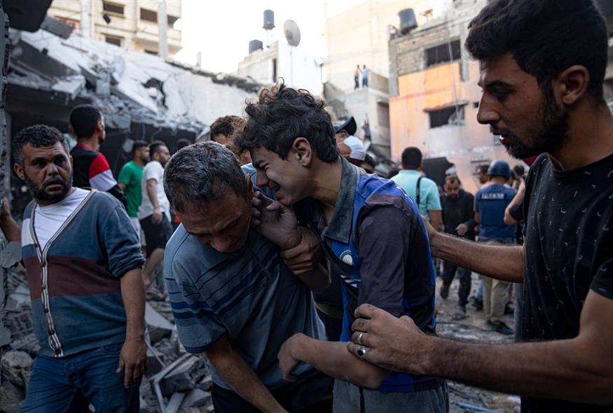 Παλαιστίνιοι μετά από βομβαρδισμό σε καταυλισμό προσφύγων (AP Photo/Fatima Shbair)