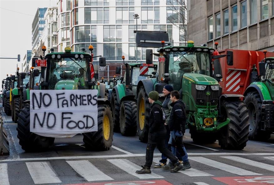 Κινητοποίηση αγροτών έξω από το Ευρωκοινοβούλιο (Associated Press)