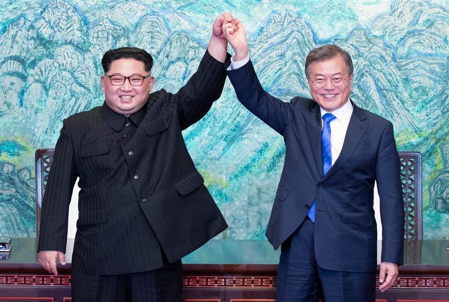 Κιμ Γιονγκ Ουν και Μουν Τζε-ιν σε ιστορική συνάντησή τους / Korea Summit Press Pool via AP