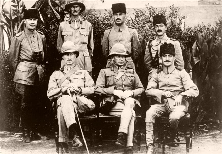 Ο στρατηγός Τσαρλς Τάουνσεντ, καθήμενος πρώτος αριστερά, Βρετανοί και Τούρκοι αξιωματούχοι μετά την παράδοση του Κουτ
