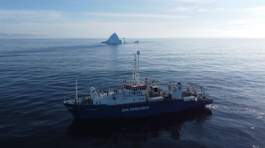 Το ωκεανογραφικό ερευνητικό πλοίο R/V Pelagia στη Θάλασσα της Γροιλανδίας δίπλα από έναν παγετώνα. © Πλήρωμα του R/V Pelagia Το ωκεανογραφικό ερευνητικό πλοίο R/V Pelagia στη Θάλασσα της Γροιλανδίας δίπλα από έναν παγετώνα. © Πλήρωμα του R/V Pelagia