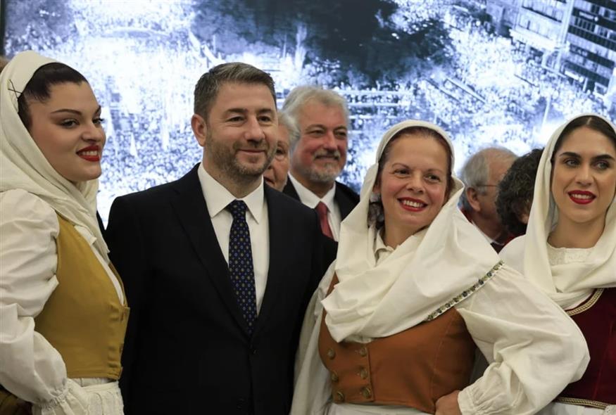 Τα κάλαντα στον Νίκο Ανδρουλάκη (ΓΙΩΡΓΟΣ ΚΟΝΤΑΡΙΝΗΣ/EUROKINISSI)