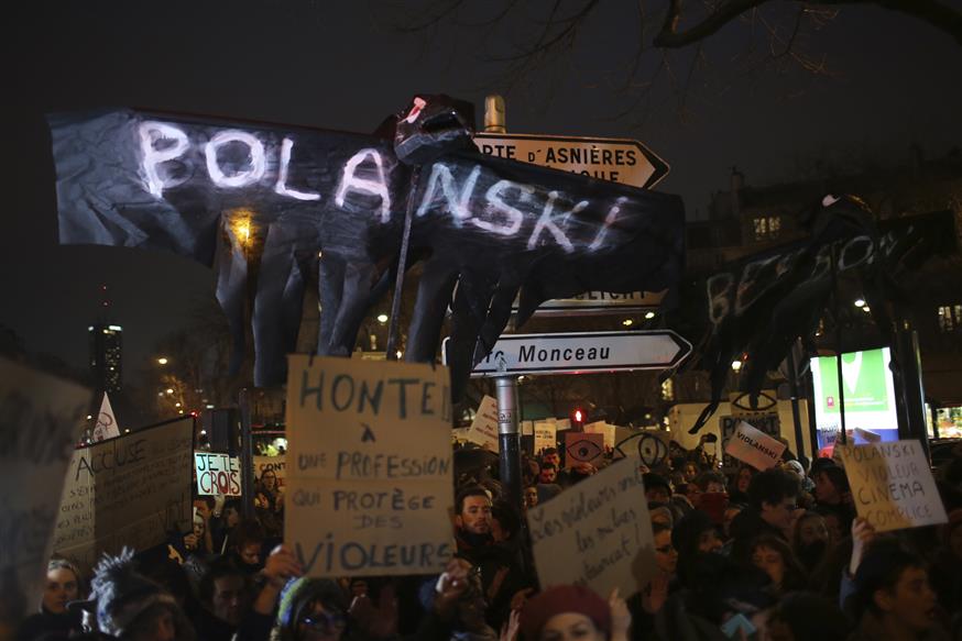 Επεισόδια, καπνογόνα και συνθήματα κατά του Ρομάν Πολάνσκι «στόλισαν» τη φετινή απονομή των βραβείων Σεζάρ στο Παρίσι